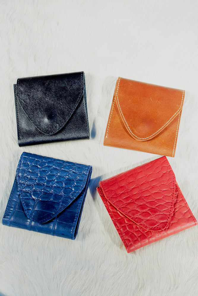 
            
                Load image into Gallery viewer, UnoEth Dessi Leather Tri-fold Wallet - Handmade in Ethiopia
            
        